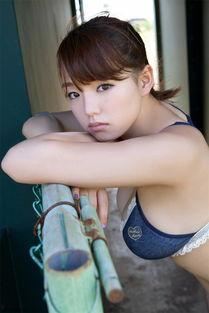 筱崎爱最新图片,光影交织，演绎绝色风情